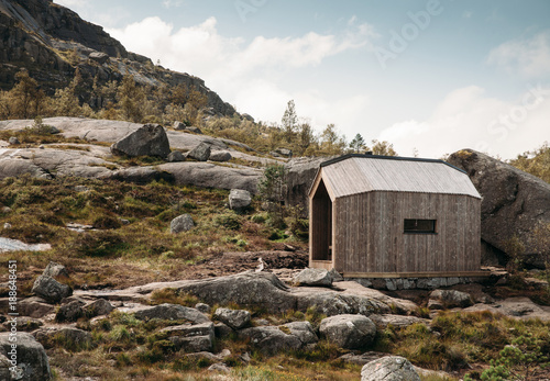 refugio de montaña en noruega, subiendo a preikestolen, púlpito 