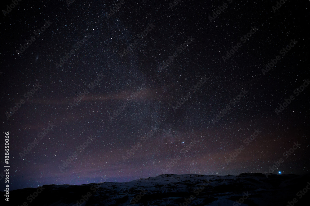 Die Milchstraße über den nächtlichen Island