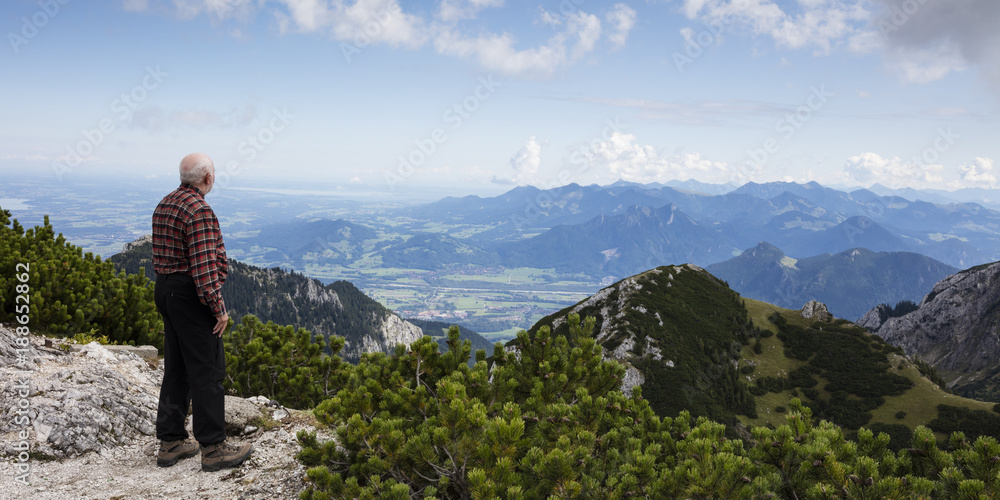 Mann steht auf Aussichtsplattform des Wendelstein 1838m, Mangfallgebirge, Ausblick Richtung Chiemgau, Bayrische Alpen, Oberbayern, Bayern, Deutschland, Europa