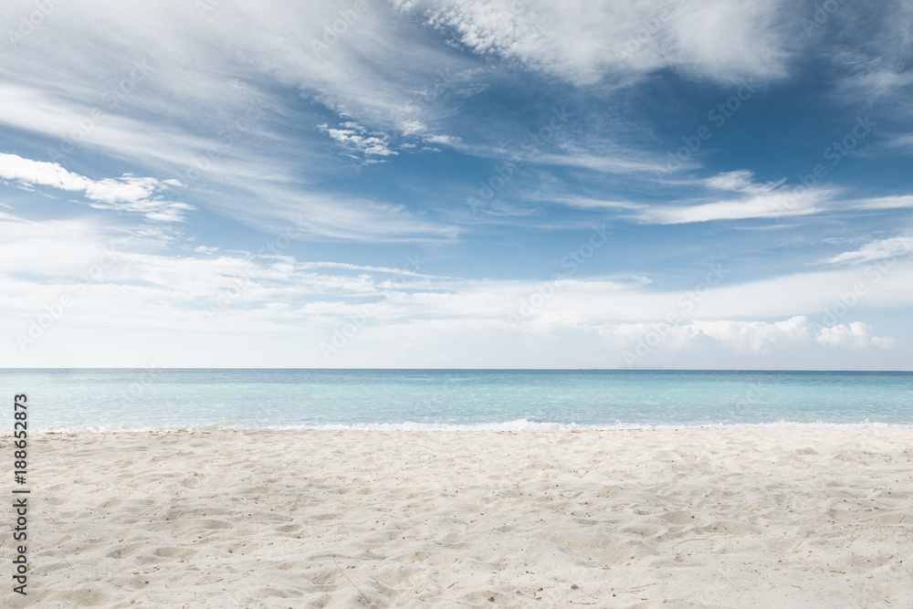 Naklejka premium Widok ładna tropikalna plaża z białym piaskiem