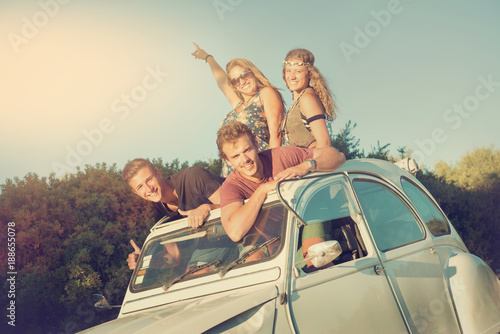 Friends in a car © Luis Louro