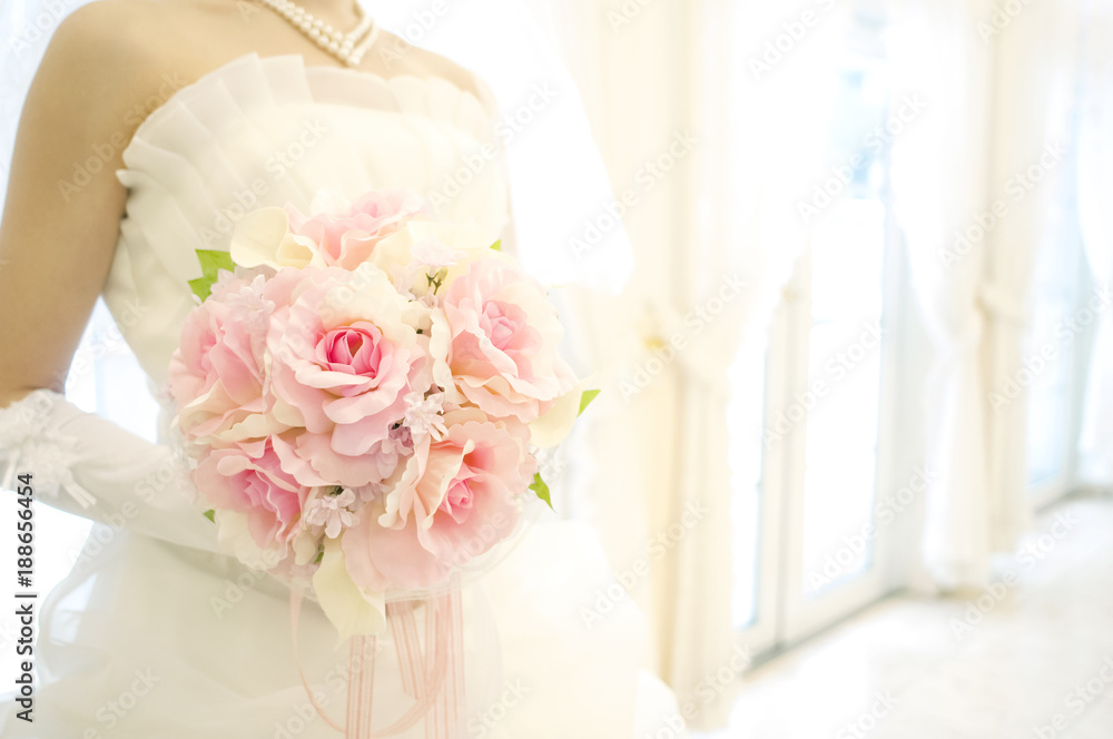 ブーケを持つ花嫁の手元 ブーケを持つ花嫁の手元