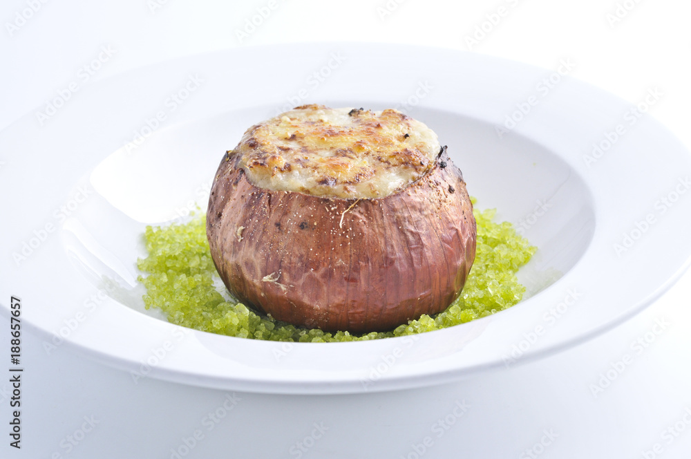 Cebolla a la sal, rellena de cebolla cremosa y queso caciocavallo..Restaurante Brucculino. Cebolla a la sal, rellena de cebolla cremosa y queso caciocavallo..Restaurante Brucculino.