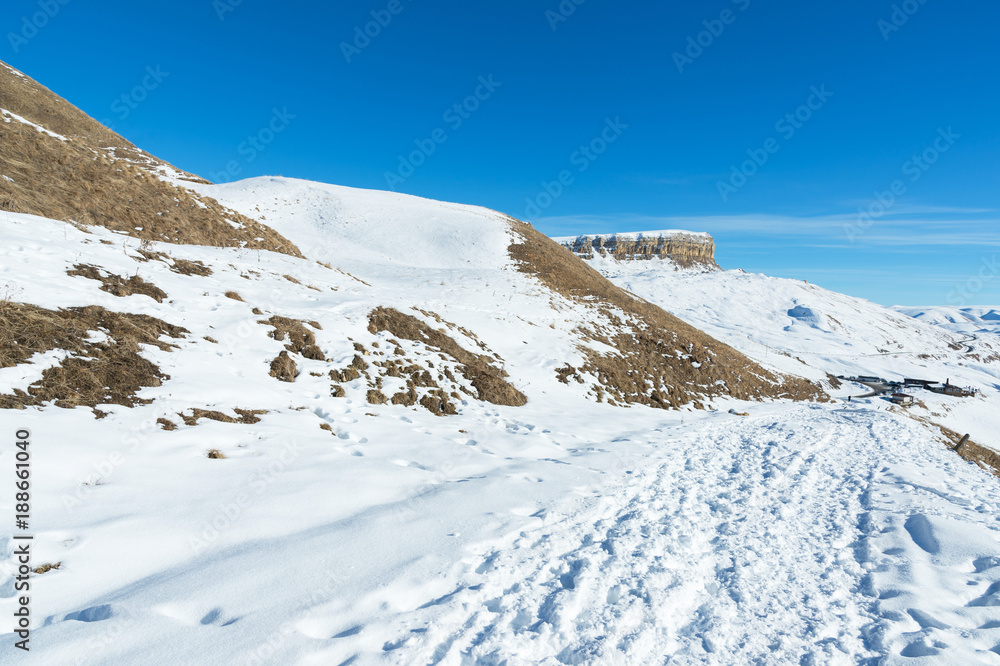 Obraz premium The landscape of snow-covered Caucasian rocks on the Gumbashi Pass.