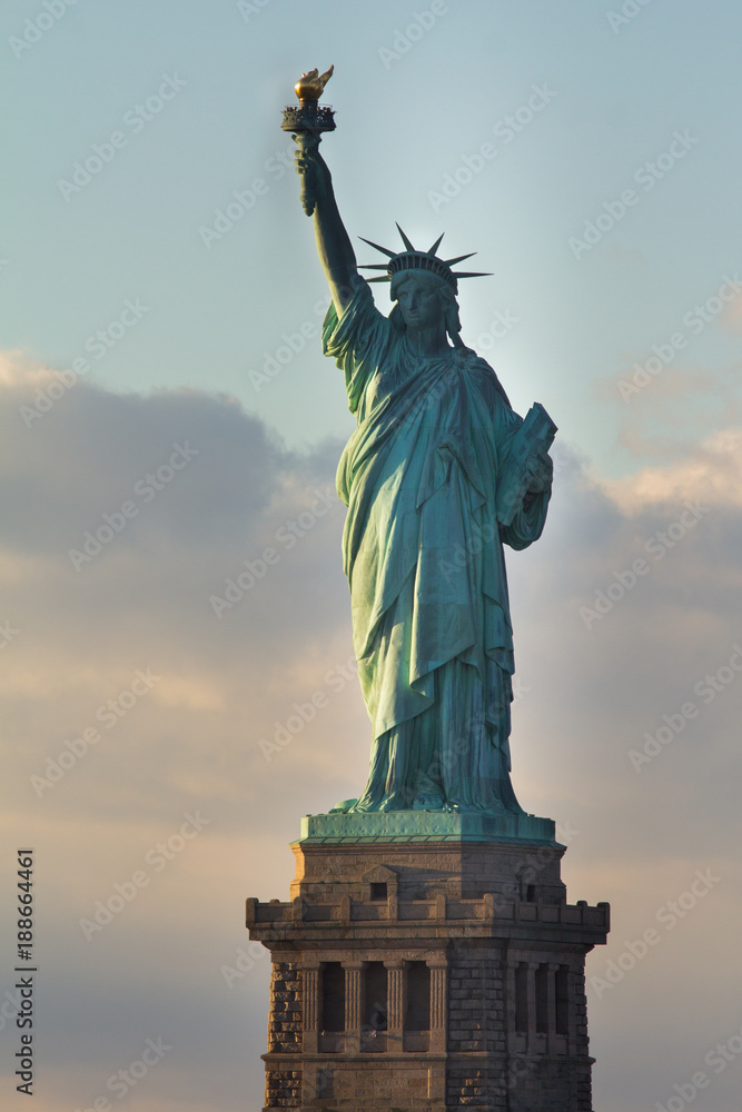 Obraz premium Statue of Liberty in New York City at sunset