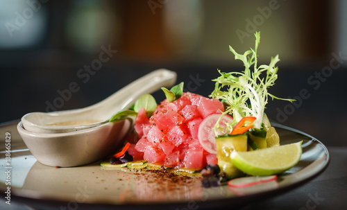 Fotografia tuna tartar with sauce
