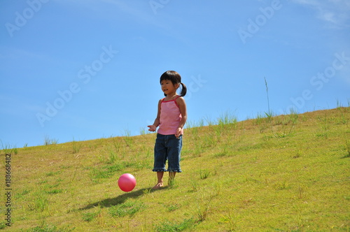 ボール遊びを楽しむ女の子