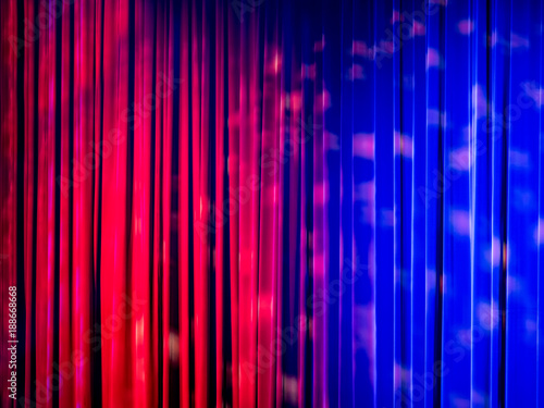 Geschlossener Bühnenvorhang in rot-blau mit Beleuchtungseffekten