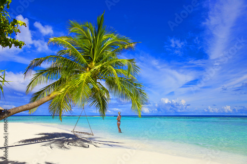 Schöner Maledivenstrand mit Bikinimodel © Composer
