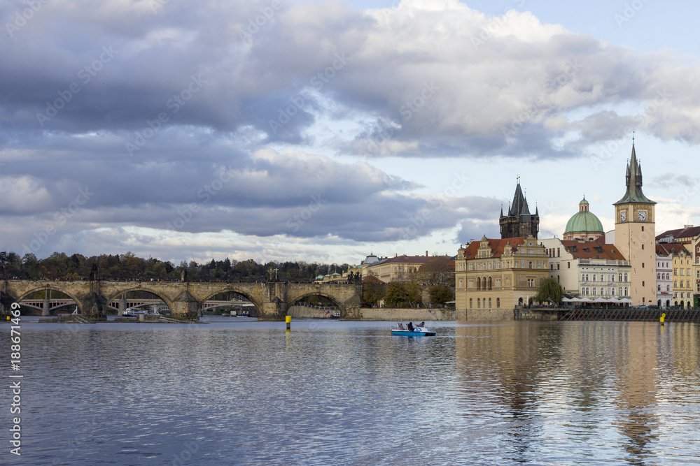 Obraz premium Charles Bridge with the Vltava river in Prague