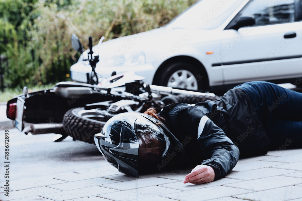 Obraz premium Martwy motocyklista na drodze