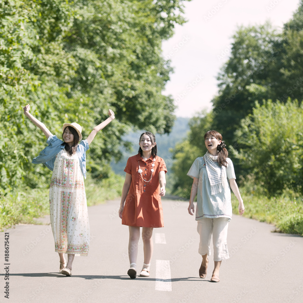 一本道を歩く3人の女性 Stock Photo Adobe Stock 一本道を歩く3人の女性 Stock Photo Adobe Stock