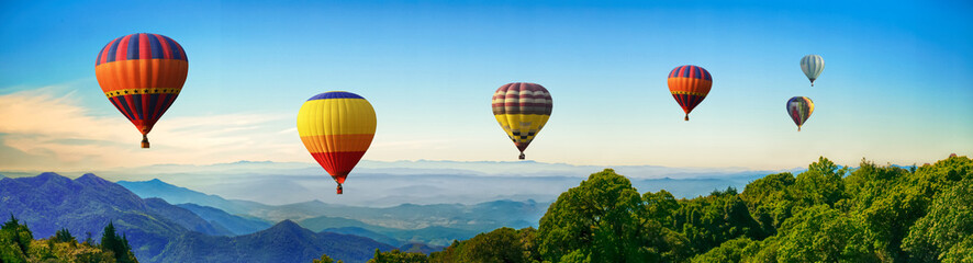 Acrylglasbilder Ballon Bergpanorama mit Heißluftballons in Thailand  © applezoomzoom
