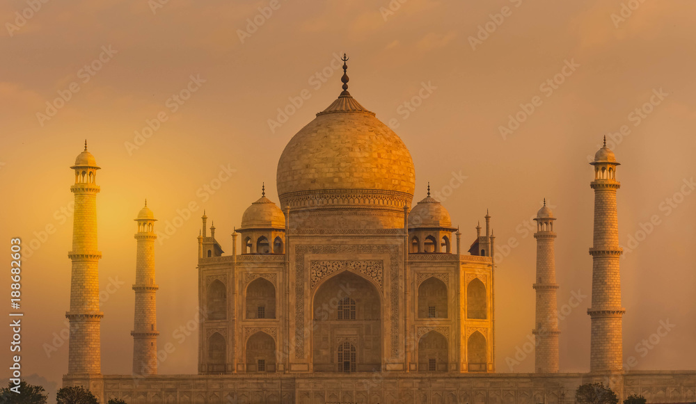 Fototapeta premium taj mahal at sunrise mar 2017