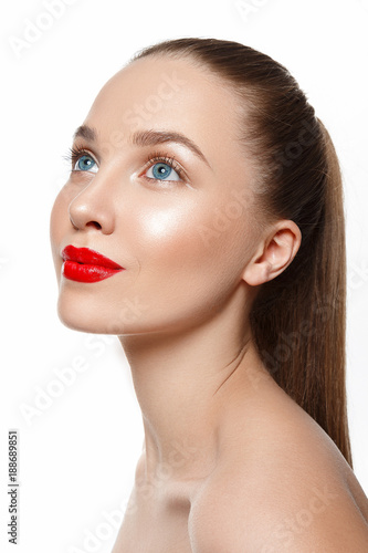 Fotografia Beautiful woman portrait with red lips and nude make up.