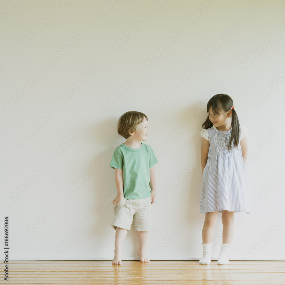 顔を見合わせるハーフの男の子と日本人の女の子