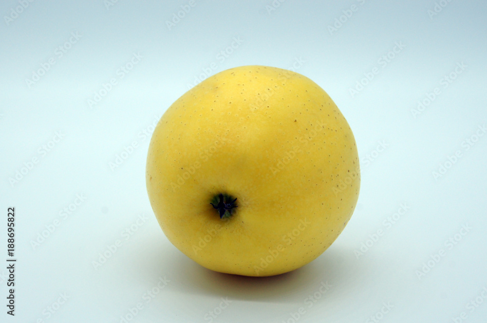 Gelber Apfel auf weißem Hintergrund