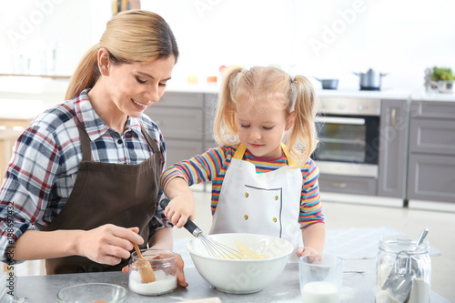 Mother and daughter prepari...