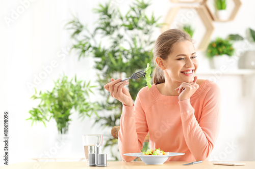 Young beautiful woman eatin...