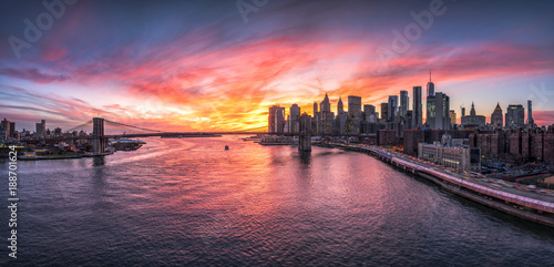Manhattan und Brooklyn mit Brooklyn Bridge © eyetronic