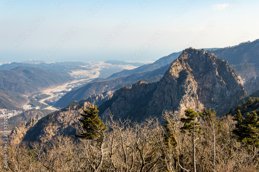 Obraz premium Panoramic and idyllic nature of South Korea, Seoraksan National Park, Pyeongchang