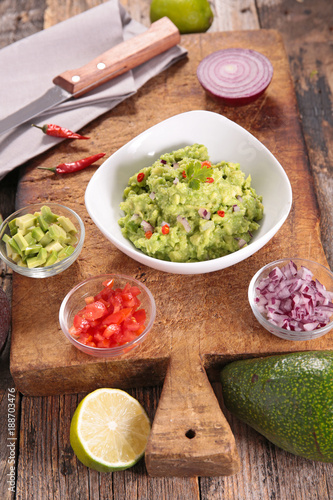 guacamole with ingredient