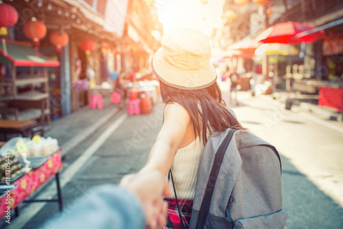 Beautiful woman traveler ho...