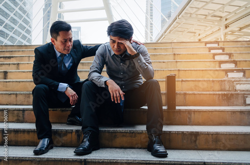 Foto medium aged asian business man upset about life problems with support from his b