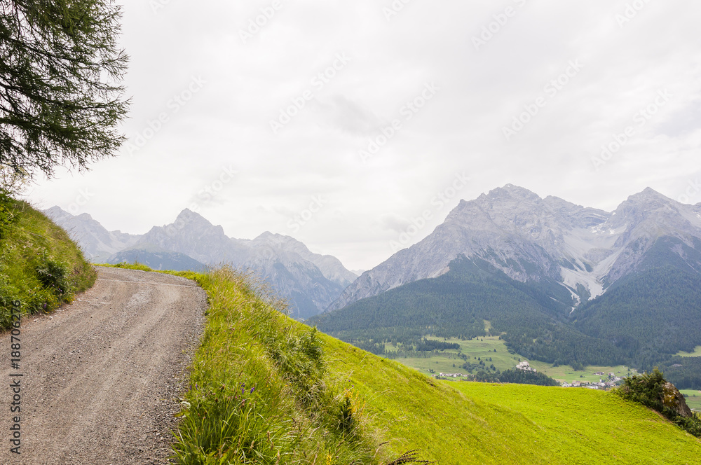 Obraz premium Scuol, Engadin, Unterengadin, Wanderweg, Panoramaweg, Flurinaweg, Tarasp, Graubünden, Nationalpark, Sommer, Schweiz
