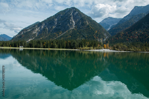 See mit Berglandschaft