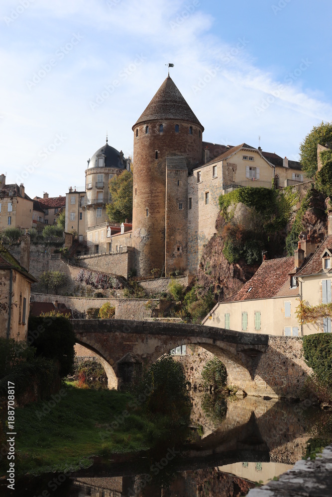 Bourgogne - Côte-d'Or - Sémur-en-Auxois - Vue sur La vieille Tour Margot de l'ancien Donjon et le Pont Pinard le long de la rivière Armançon