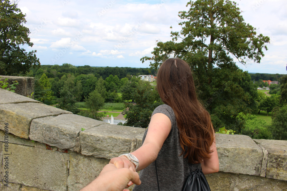 Fototapeta premium Reise mit Frau auf Burg