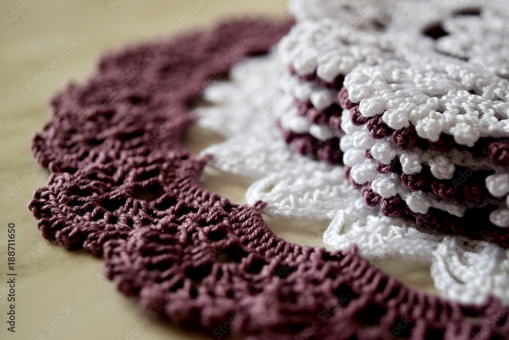 Obraz premium White and purple hand hooked coaster. Knitted holders for hot work