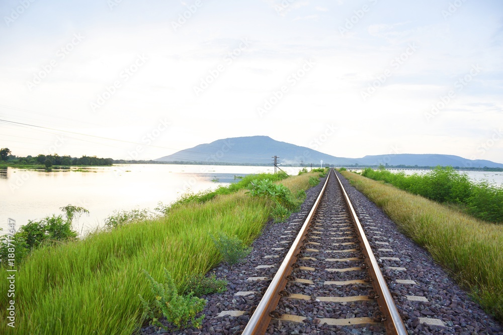 Obraz premium The floating train and mountains with the sunset sky at Pa Sak Jolasid Dam.