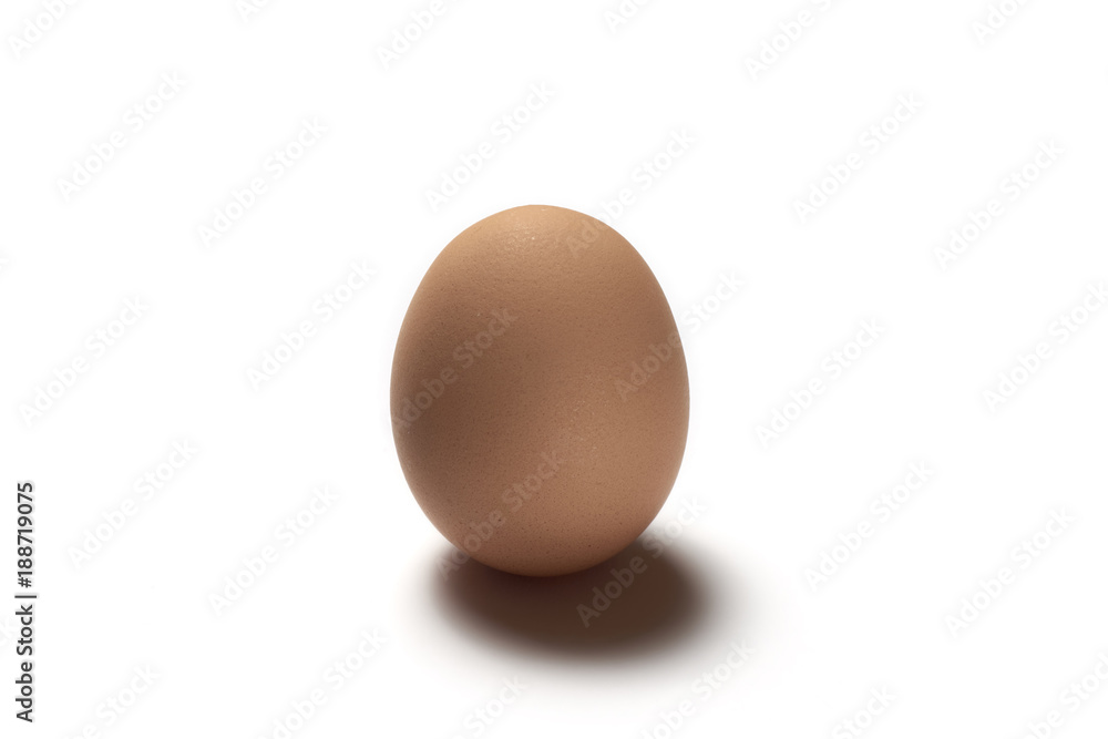 uovo su fondo bianco e ombra di appoggio uovo su fondo bianco e ombra di appoggio