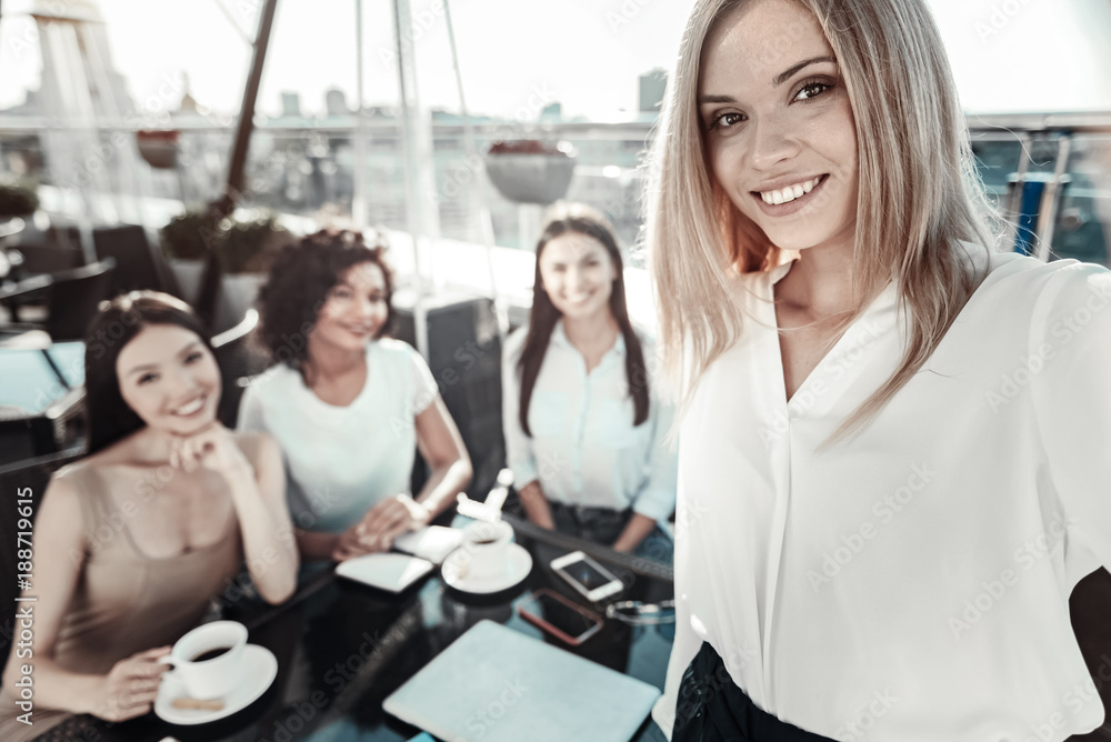Obraz premium Cozy company. Enjoyable pretty pleasant girls smiling sitting together and making photo.