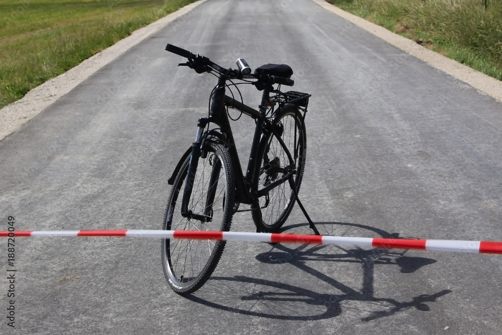 Fahrrad hinter einer Absperrung Fahrrad hinter einer Absperrung