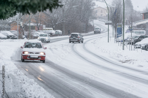 Autoverkehr auf vereister Strasse