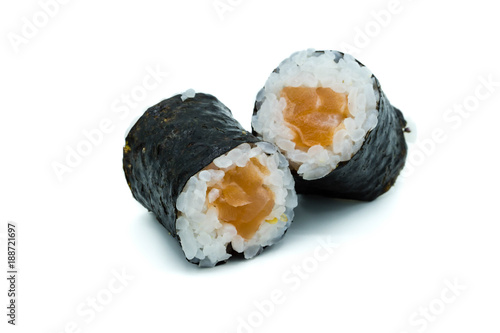 Maki Sushi Hoso maki-sushi isoliert freigestellt auf weißen Hintergrund, Freisteller
