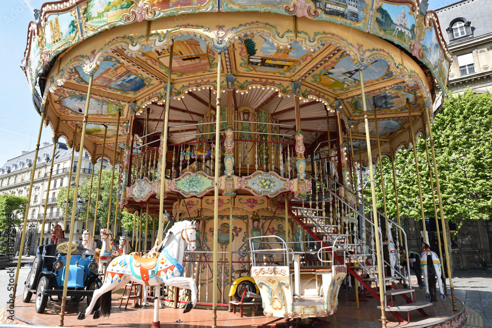 Manège à chevaux de bois à Paris, France