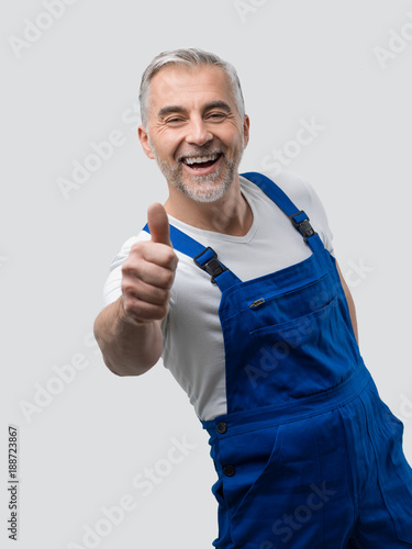 Fotografi Smiling repairman giving a thumbs up