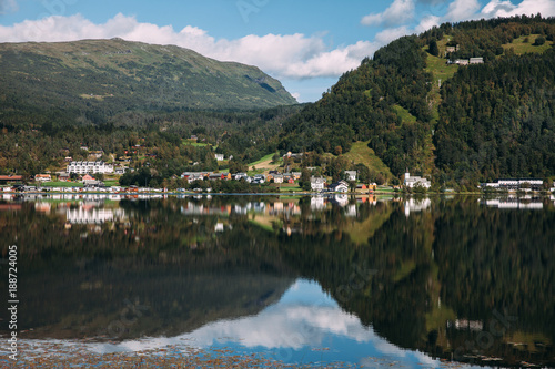 reflejo de casas en un fiordo de noruega