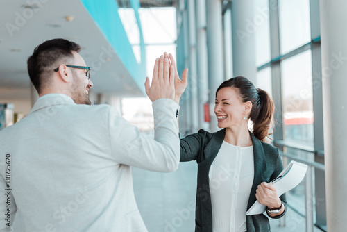 Canvastavla Two business people high-five. Job well done.