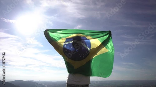 Homem segurando a bandeira do brasil photo