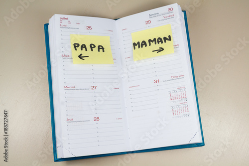 Agenda ouvert avec jours papa et maman pour garde alternée des enfants