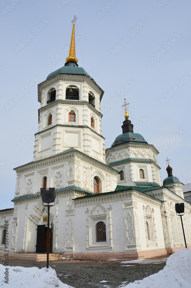 Свято-Троицкая церковь в Иркутске зимой в пасмурную погоду