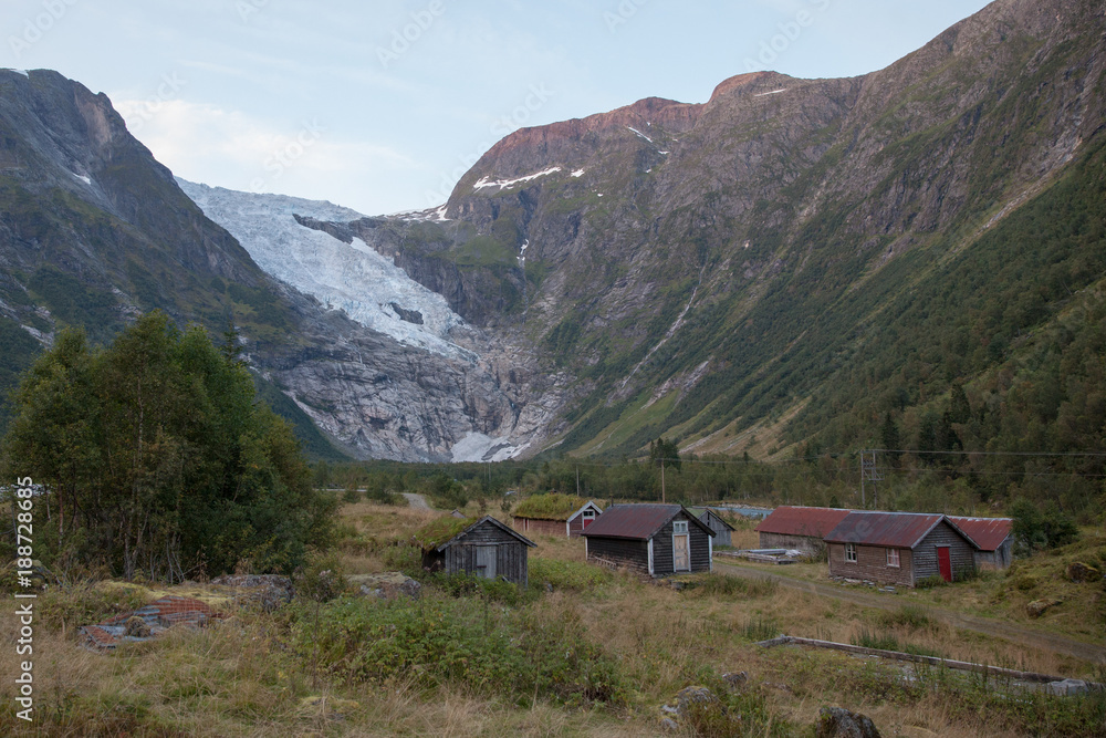 glaciar noruega sobre pequeño pueblo