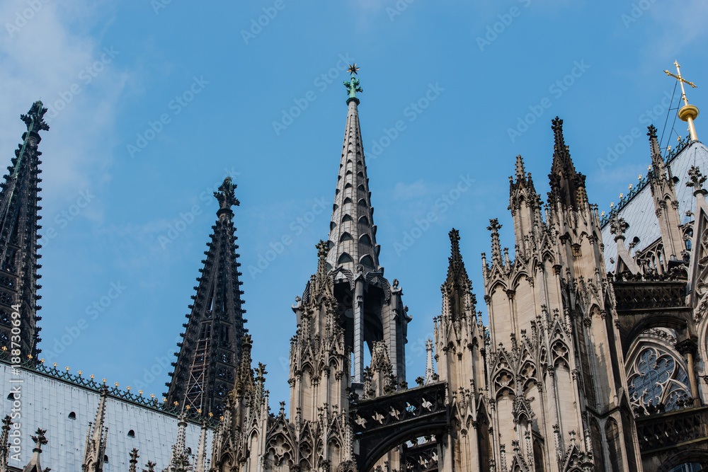 Kölner Dom und die Hohenzollern Brücke mit der Skyline Köln