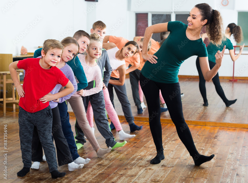 Obraz premium children studying contemp dance