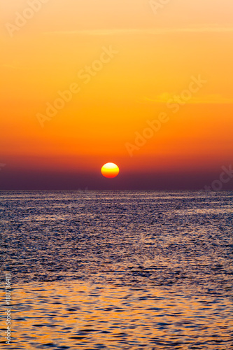 Fototapeta Naklejka Na Ścianę i Meble -  sunset over ocean. Sunset on the beach with beautiful sky. Dramatic sunset